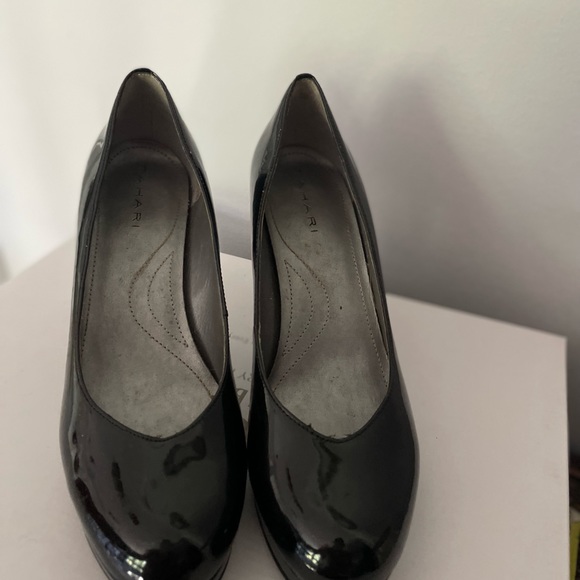 Tahari heels, Black Patent Pumps, size 6 1/2 - Picture 4 of 5